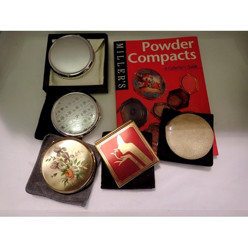 1114 - Quantity of powder compacts and a guide. UK P&P Group 1 (£16+VAT for the first lot and £2+VAT for su... 