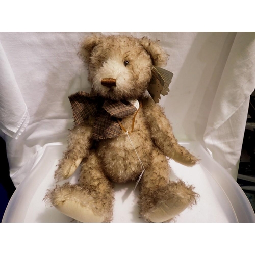 1117 - Gund Bear Calvin, H: 43 cm, in excellent condition with labels. UK P&P Group 1 (£16+VAT for the firs... 