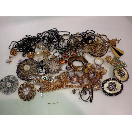 1122 - Mixed costume jewellery. UK P&P Group 1 (£16+VAT for the first lot and £2+VAT for subsequent lots)