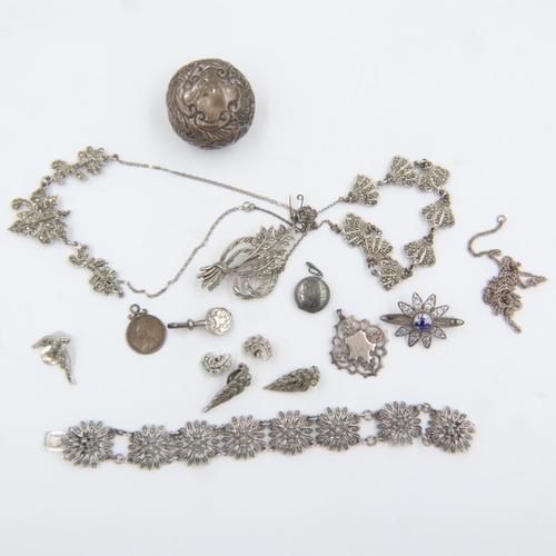 105 - Mixed silver and white metal items including jewellery. UK P&P Group 1 (£16+VAT for the first lot an... 