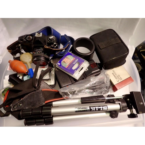 1147 - Miranda camera and mixed camera accessories. UK P&P Group 3 (£30+VAT for the first lot and £8+VAT fo... 