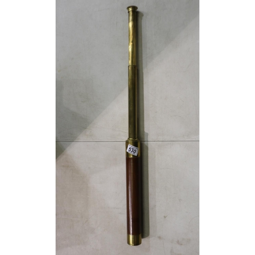 530 - Single draw brass and wooden telescope, no makers mark, extended L: 59 cm. UK P&P Group 1 (£16+VAT f... 