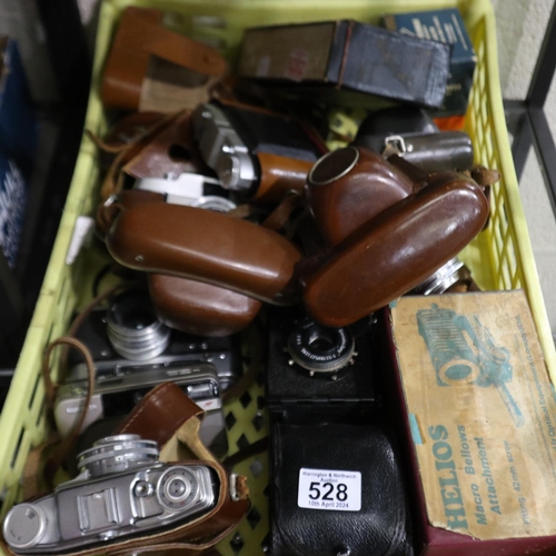 529 - Selection of vintage cameras to include Nikon and Praktica. UK P&P Group 3 (£30+VAT for the first lo... 