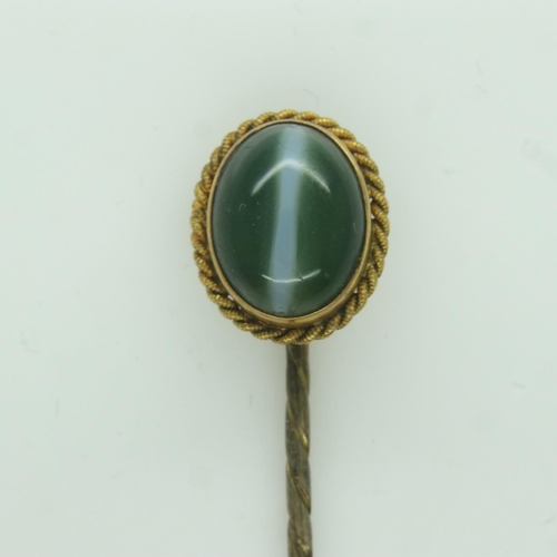 98 - Gold stick pin set with agate in a Garrard box, 2.3g. UK P&P Group 0 (£6+VAT for the first lot and £... 