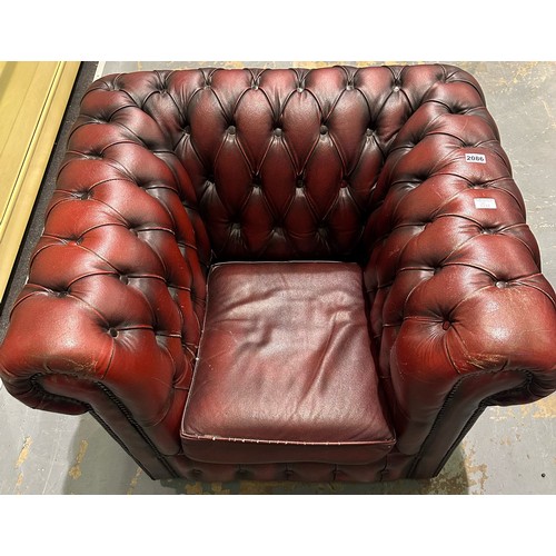 2086 - Chesterfield club chair, in the blood red colourway, H 75 x D 90 x W 109 cm. Not available for in-ho... 