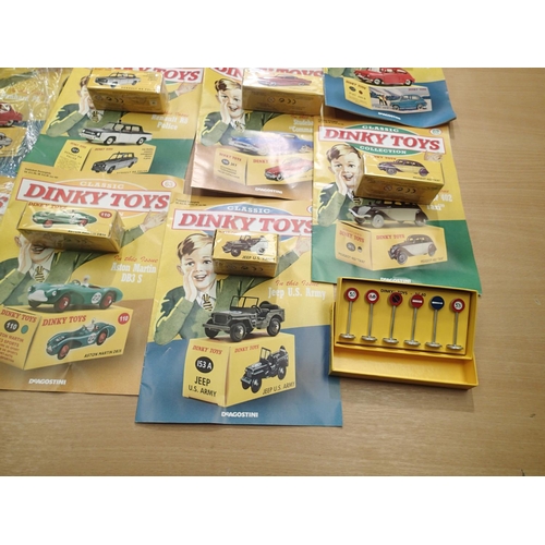 2421 - Thirty two Dinky Toys/De Agostini vehicles, all as new with magazine (twenty four factory sealed), p... 