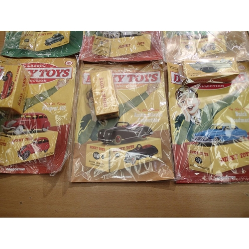 2421 - Thirty two Dinky Toys/De Agostini vehicles, all as new with magazine (twenty four factory sealed), p... 