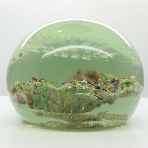 184 - Circular glass paperweight for the St Louis Worlds fair 1904. Wear to base, some scratches to top, n... 