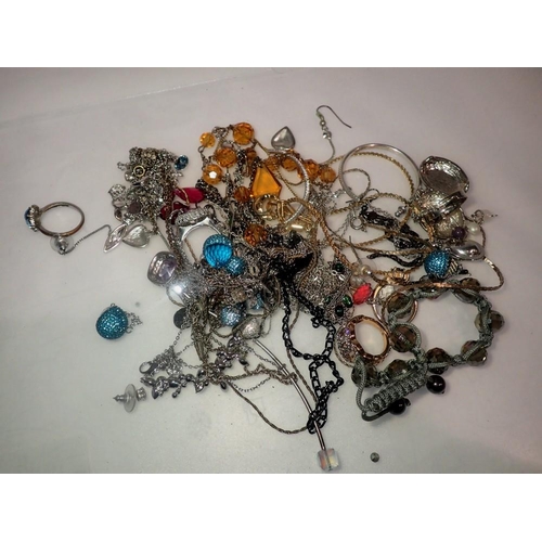 1077 - Quantity of mixed costume jewellery. UK P&P Group 1 (£16+VAT for the first lot and £2+VAT for subseq... 