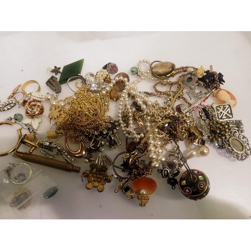 1083 - Quantity of mixed costume jewellery. UK P&P Group 1 (£16+VAT for the first lot and £2+VAT for subseq... 