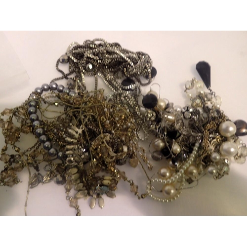 1087 - Quantity of mixed costume jewellery. UK P&P Group 1 (£16+VAT for the first lot and £2+VAT for subseq... 