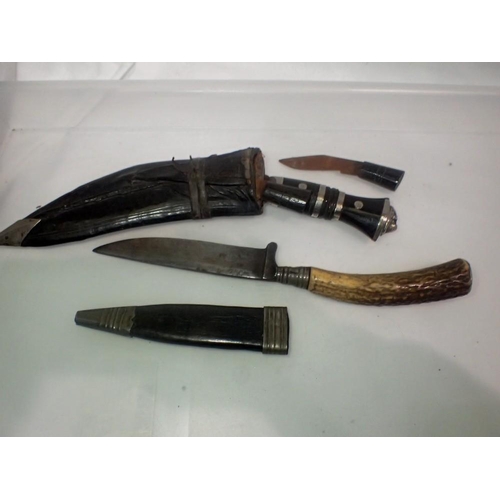 1091 - Two Far Eastern Kukri knives. UK P&P Group 2 (£20+VAT for the first lot and £4+VAT for subsequent lo... 