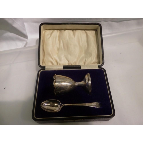 1092 - Hallmarked silver egg cup and spoon set, boxed. UK P&P Group 2 (£20+VAT for the first lot and £4+VAT... 