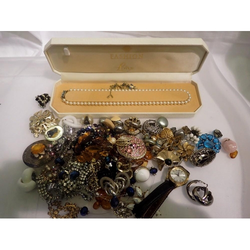 1093 - Quantity of mixed costume jewellery including boxed Lotus pearls. UK P&P Group 1 (£16+VAT for the fi... 