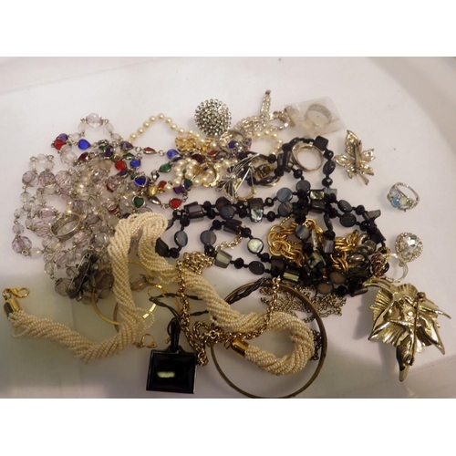 1094 - Mixed costume jewellery. UK P&P Group 0 (£6+VAT for the first lot and £1+VAT for subsequent lots)