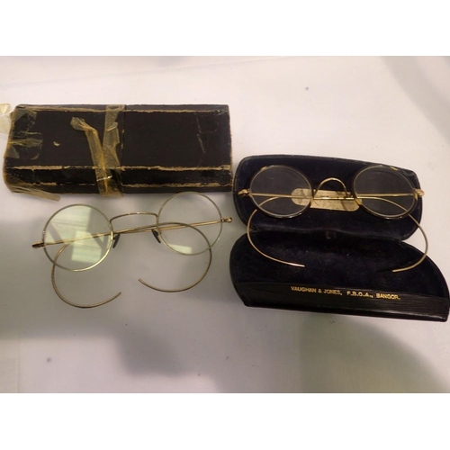 1095 - Vaughan & Jones pince-nez glasses 1/10th gold with cases. UK P&P Group 1 (£16+VAT for the first lot ... 