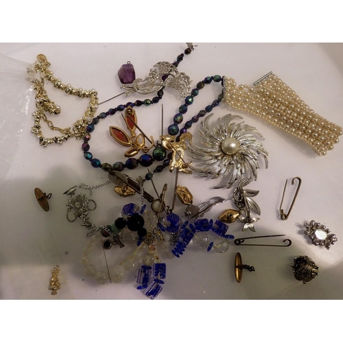 1098 - Quantity of mixed costume jewellery. UK P&P Group 1 (£16+VAT for the first lot and £2+VAT for subseq... 