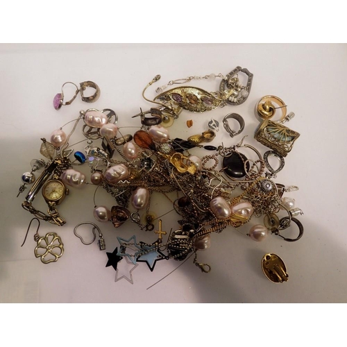 1108 - Quantity of mixed costume jewellery. UK P&P Group 1 (£16+VAT for the first lot and £2+VAT for subseq... 