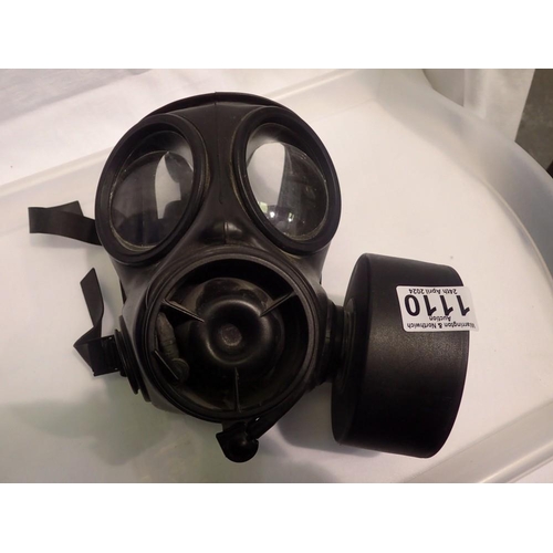 1110 - Post war gas mask. UK P&P Group 3 (£30+VAT for the first lot and £8+VAT for subsequent lots)