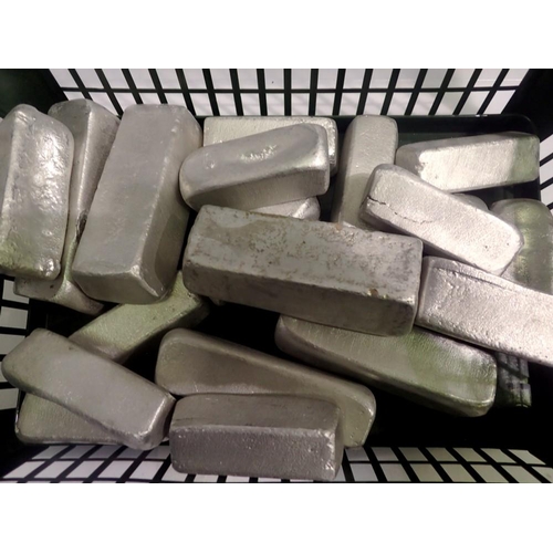 1117 - 4.3kg of aluminium cast ingots. UK P&P Group 3 (£30+VAT for the first lot and £8+VAT for subsequent ... 