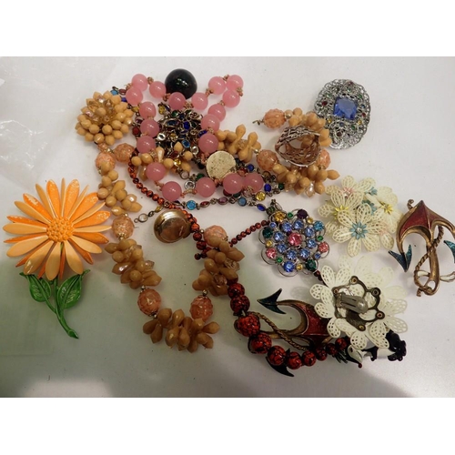 1126 - Quantity of mixed costume jewellery. UK P&P Group 1 (£16+VAT for the first lot and £2+VAT for subseq... 