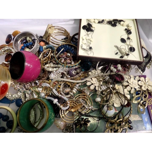 1132 - Tray of mixed costume jewellery. UK P&P Group 3 (£30+VAT for the first lot and £8+VAT for subsequent... 