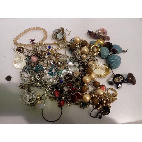 1145 - Quantity of mixed costume jewellery. UK P&P Group 1 (£16+VAT for the first lot and £2+VAT for subseq... 