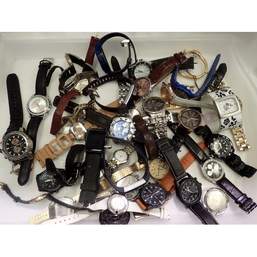 1155 - Box of mixed wristwatches. UK P&P Group 2 (£20+VAT for the first lot and £4+VAT for subsequent lots)