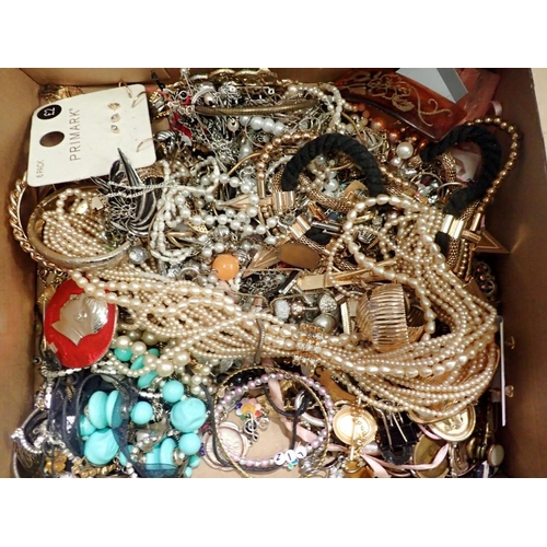 1157 - Box of mixed costume jewellery. UK P&P Group 2 (£20+VAT for the first lot and £4+VAT for subsequent ... 