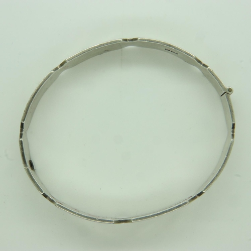 23 - Hallmarked silver bangle, 21g. UK P&P Group 1 (£16+VAT for the first lot and £2+VAT for subsequent l... 