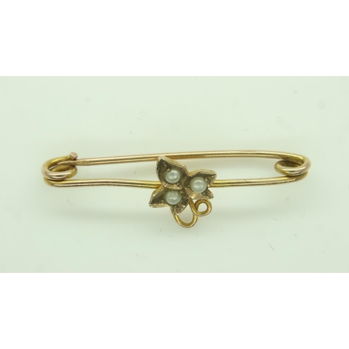 67 - 9ct gold brooch set with seed pearl, L: 25mm, 1.0g. UK P&P Group 0 (£6+VAT for the first lot and £1+... 