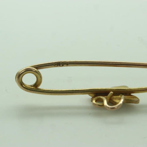 67 - 9ct gold brooch set with seed pearl, L: 25mm, 1.0g. UK P&P Group 0 (£6+VAT for the first lot and £1+... 