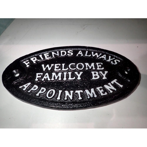 1675 - Cast iron Friends Always Welcome sign, L: 16 cm. UK P&P Group 1 (£16+VAT for the first lot and £2+VA... 