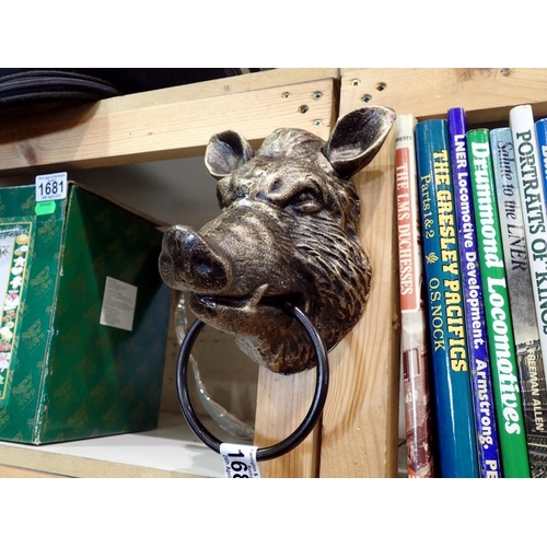 1680 - Cast iron boar towel holder with a bust of a wild boar. H: 23cm. UK P&P Group 2 (£20+VAT for the fir... 