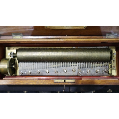 428 - Music box in an inlaid walnut case, L: 63 cm. Multiple scratches to lid, lock stiff but works, hinge... 