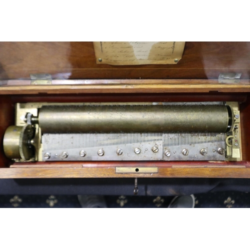 428 - Music box in an inlaid walnut case, L: 63 cm. Multiple scratches to lid, lock stiff but works, hinge... 