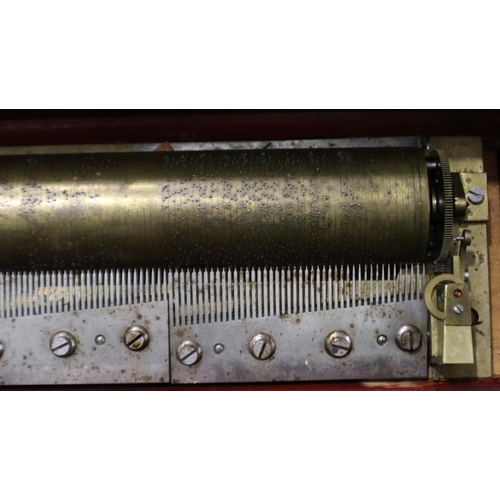 428 - Music box in an inlaid walnut case, L: 63 cm. Multiple scratches to lid, lock stiff but works, hinge... 