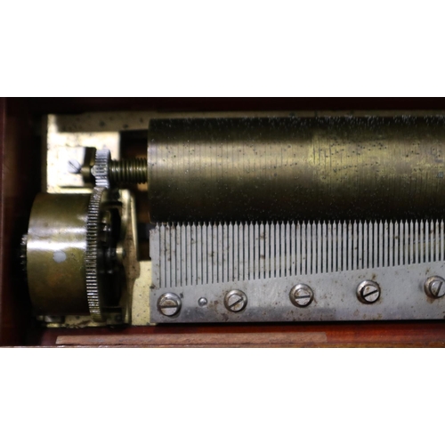 428 - Music box in an inlaid walnut case, L: 63 cm. Multiple scratches to lid, lock stiff but works, hinge... 