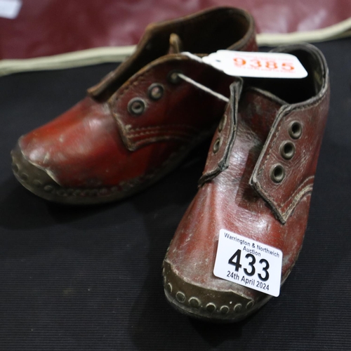 433 - Pair of children's leather clogs. UK P&P Group 1 (£16+VAT for the first lot and £2+VAT for subsequen... 