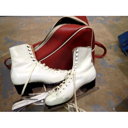 1748 - Size 5 ice skates in leather bag. Not available for in-house P&P