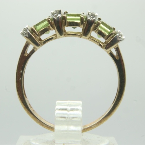 17 - Contemporary 9ct gold ring set with peridot and diamonds, size P, 3.0g. P&P Group 0 (£6+VAT for the ... 