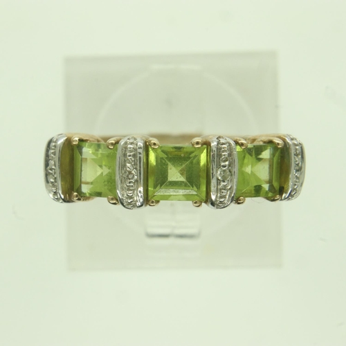 17 - Contemporary 9ct gold ring set with peridot and diamonds, size P, 3.0g. P&P Group 0 (£6+VAT for the ... 