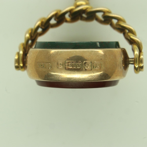 36 - 9ct gold swivel fob, with circular panels of carnelian and bloodstone, 5.8g. P&P Group 0 (£6+VAT for... 