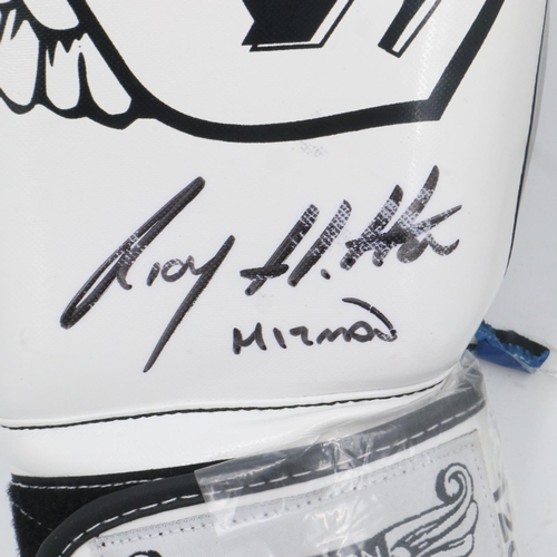 2040 - A Ricky Hatton pen signed sparring glove. UK P&P Group 1 (£16+VAT for the first lot and £2+VAT for s... 