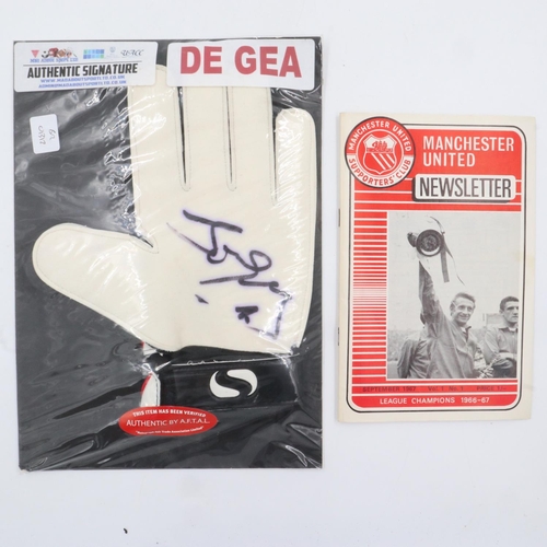 2041 - David De Gea (Manchester United) pen signed goal keeper glove with a Man United news letter 1967 and... 