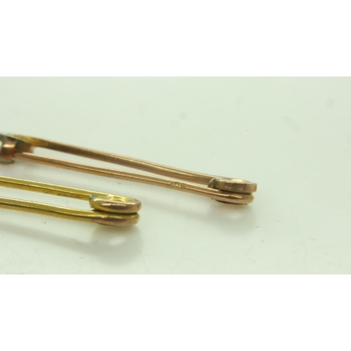 4 - Two 9ct gold pin brooches, largest L: 40 mm, combined 3.7g. P&P Group 0 (£6+VAT for the first lot an... 