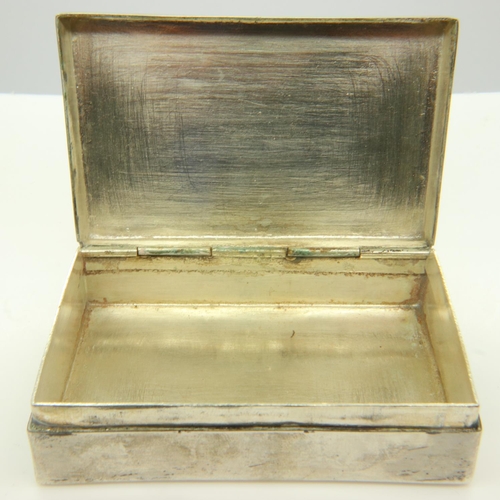 77 - 950 silver snuff box with hinged cover, 116g, L: 80 mm. UK P&P Group 1 (£16+VAT for the first lot an... 