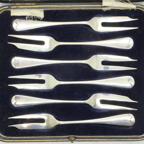 83 - Set of six hallmarked silver oyster forks, in a fitted case, combined 133g. UK P&P Group 1 (£16+VAT ... 