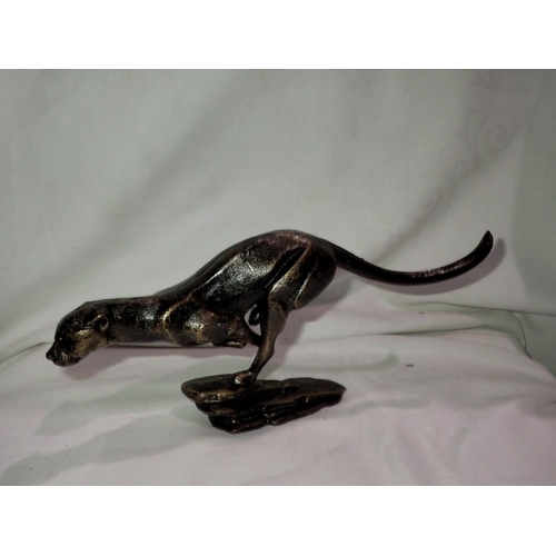 1028 - Cast iron running cheetah figure, L: 30 cm. UK P&P Group 1 (£16+VAT for the first lot and £2+VAT for... 