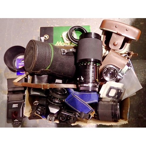 1038 - 35mm SLR film camera with large quantity of accessories. UK P&P Group 3 (£30+VAT for the first lot a... 